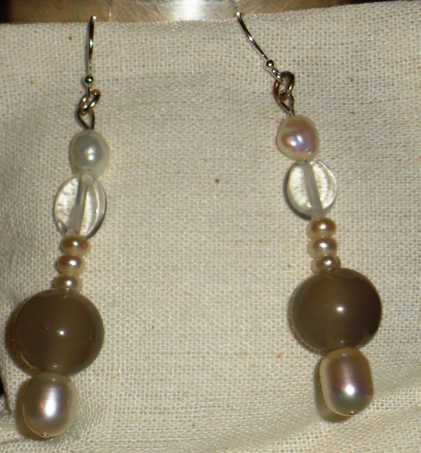 Baroque pearl, rock crystal, freshwater pearl, agate, cultured pearl.